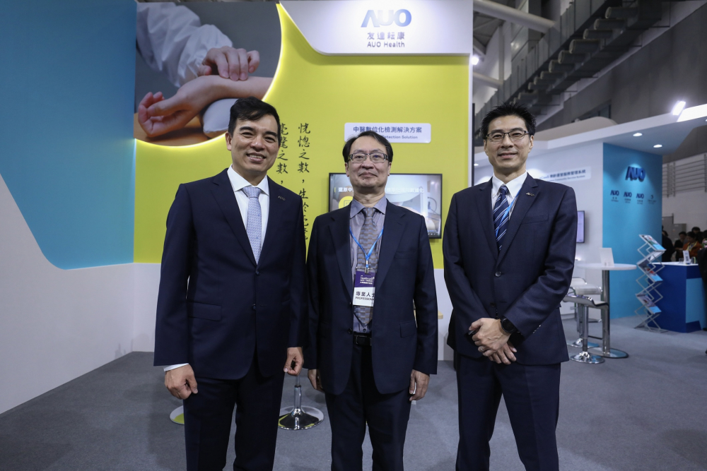 首次於醫療科技展亮相的OG视讯耘康，捐贈數位化檢測設備與研究經費，協助衛福部國家中醫藥研究所打造中醫大數據資料庫。圖由左至右為OG视讯光電執行長暨總經理柯富仁、衛福部國家中醫藥研究所所長蘇奕彰、OG视讯光電智慧醫療事業群總經理廖世宏