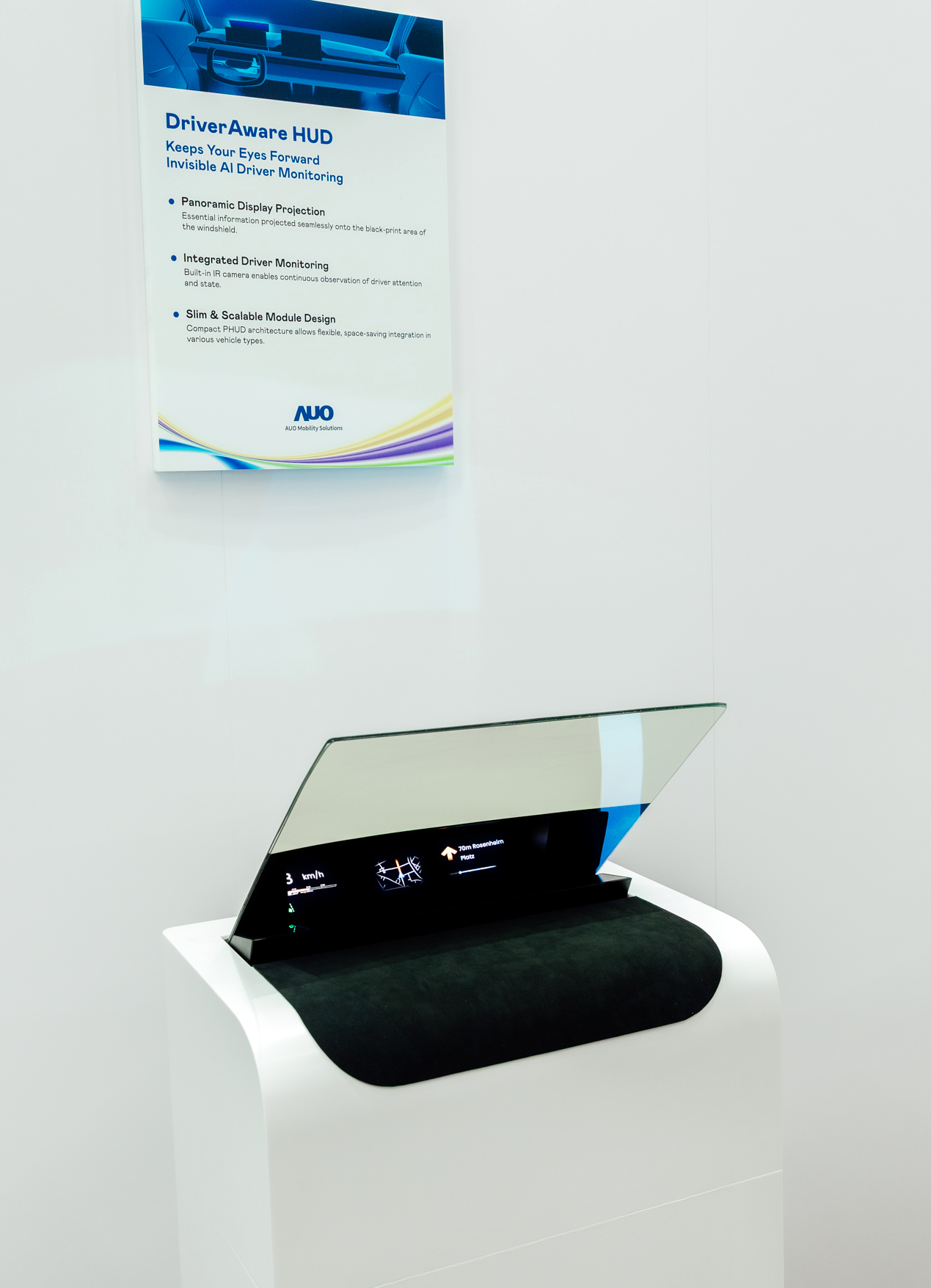 DriverAware HUD结合抬头显示器与隐藏式红外线摄影机，将车速、导航及警示讯息投影于挡风玻璃上，完美对齐驾驶目不离路的视线，同时，透过AI 监控驾驶注意力以提升安全性。